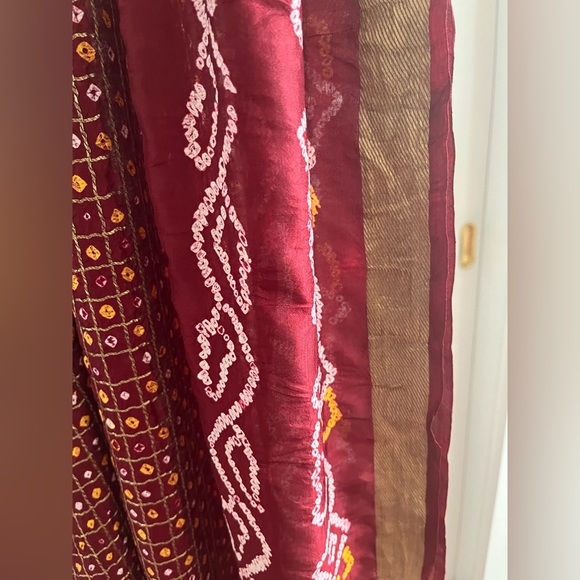Burgundy red ❤️ & gold silk wrap/shawl beautiful Bandhani print gold Zari border - Picture 5 of 9